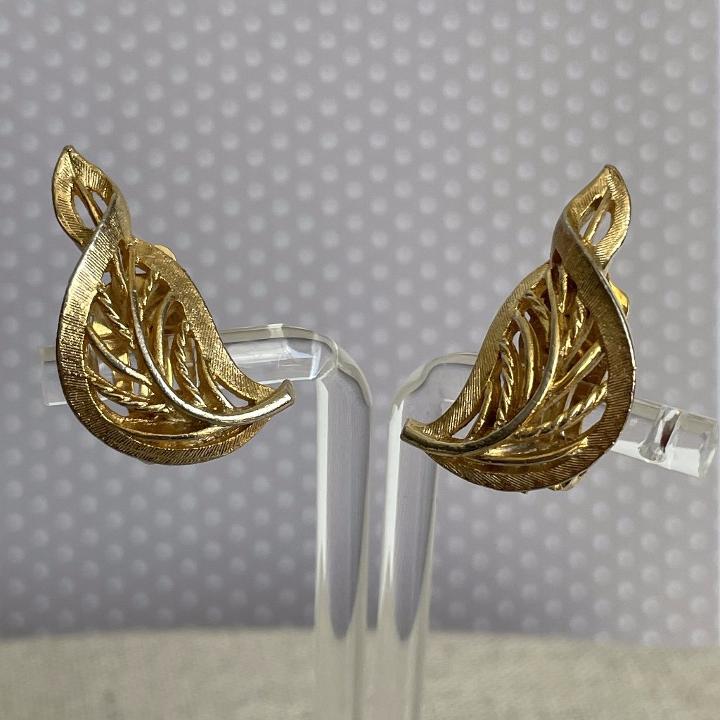 Vintage Gold Tone Filigree Leafy Elegant Classic Clip On Earrings 1 20$